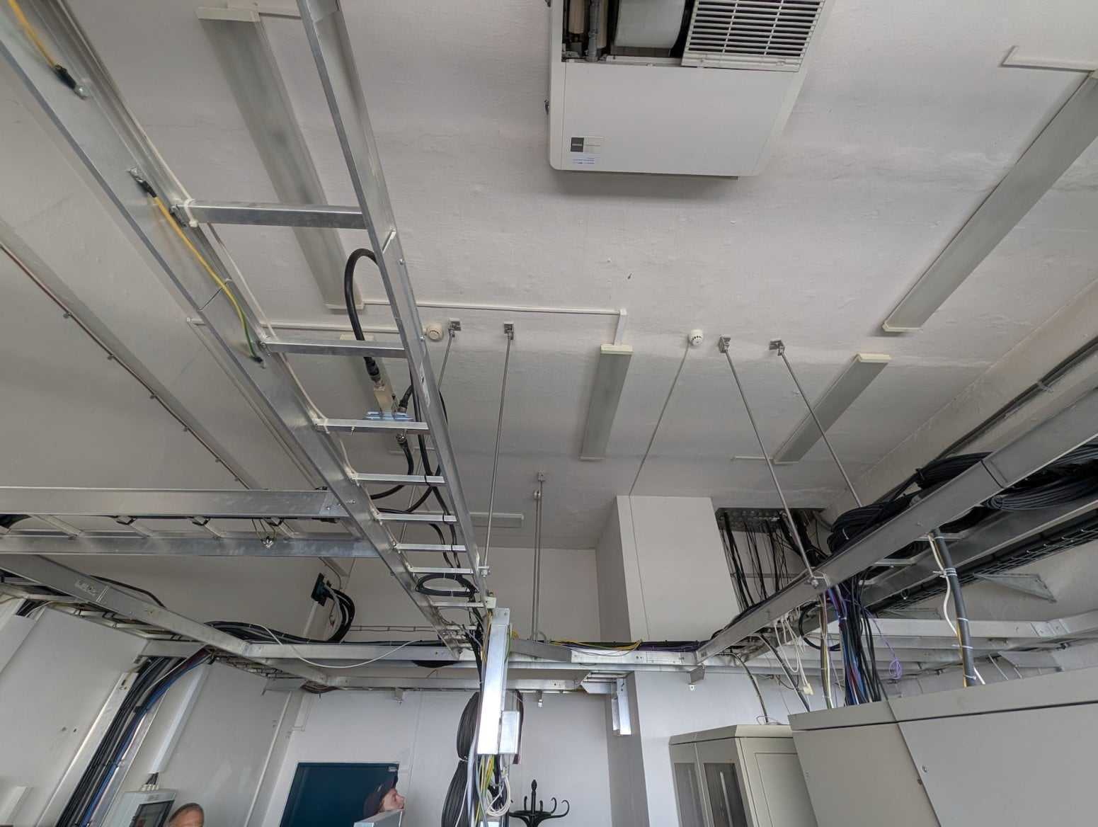 Mobilní vysílače CETIN a O2 v Shiran Tower v Praze