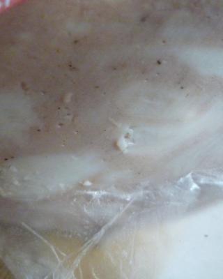 Kuřecí šunkový salám. Kategorie: Nebezpečné potraviny. Nevyhovující parametr: vzhled, podmínky skladování, vůně. Potravina měla oslizlý a lepkavý povrch a zapáchala po kažení. Potravina se nepovažuje za bezpečnou, pokud jeví známky kažení. Potravina byla skladována při nevyhovujících teplotních podmínkách a měla neznámé datum použitelnosti. Z tohoto důvodu nejsou uvedeny informace o výrobci. Místo kontroly: Chanh Le Quang, Němčice nad Hanou