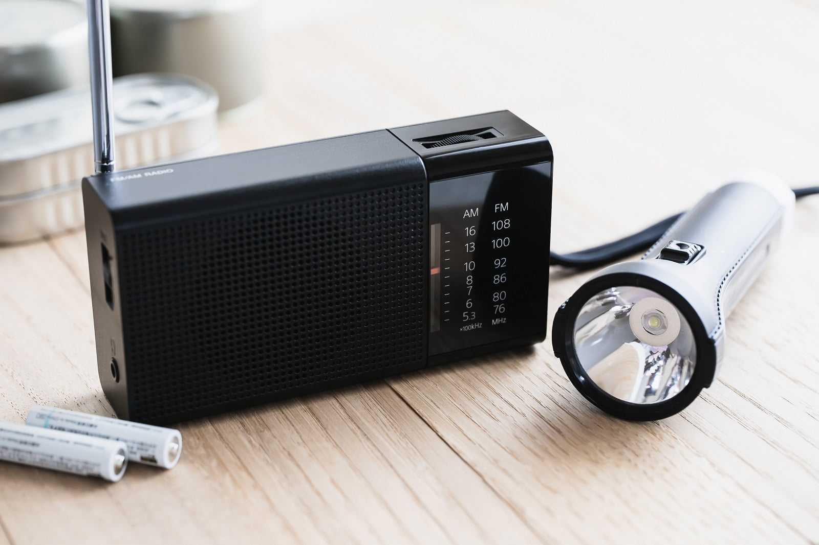 Rádio, svítilna a baterie.