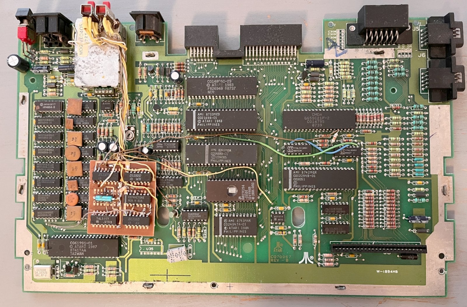 Celkový pohled na základní desku 65XE včetně dodatečných úprav.