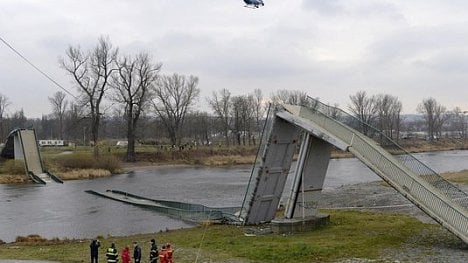 Náhledový obrázek - Policie obvinila kvůli pádu trojské lávky dva lidi. Hrozí jim až osm let