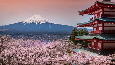 Náhledový obrázek - Tvrdé restrikce připravily Japonsko o turisty, už brzy by jim ale mohl být konec. Tamní úřady spoléhají na rekordně slabý jen