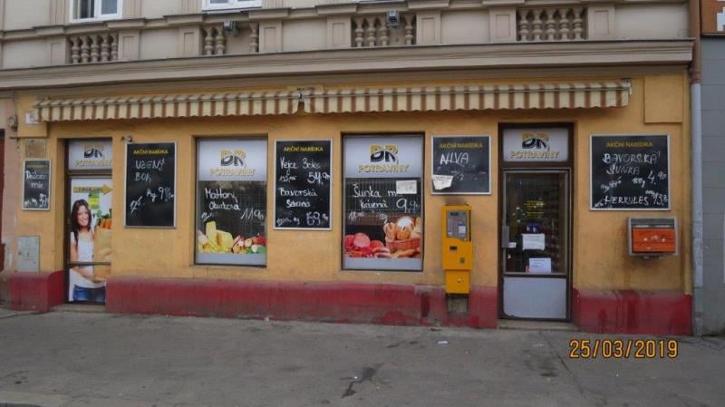 Myší trus. Výrazně zanedbaný úklid, nečistoty na podlaze, regálech či zařízeních. Riziko kontaminace potravin z důvodu nevyhovujících prostor.
