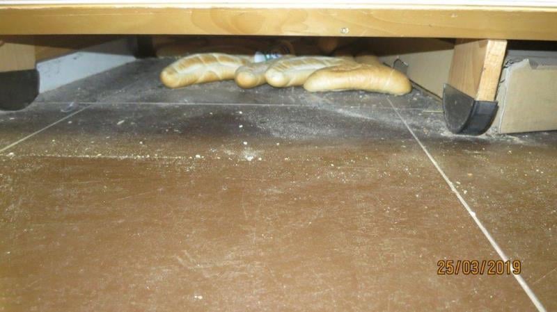 Myší trus. Výrazně zanedbaný úklid, nečistoty na podlaze, regálech či zařízeních. Riziko kontaminace potravin z důvodu nevyhovujících prostor.