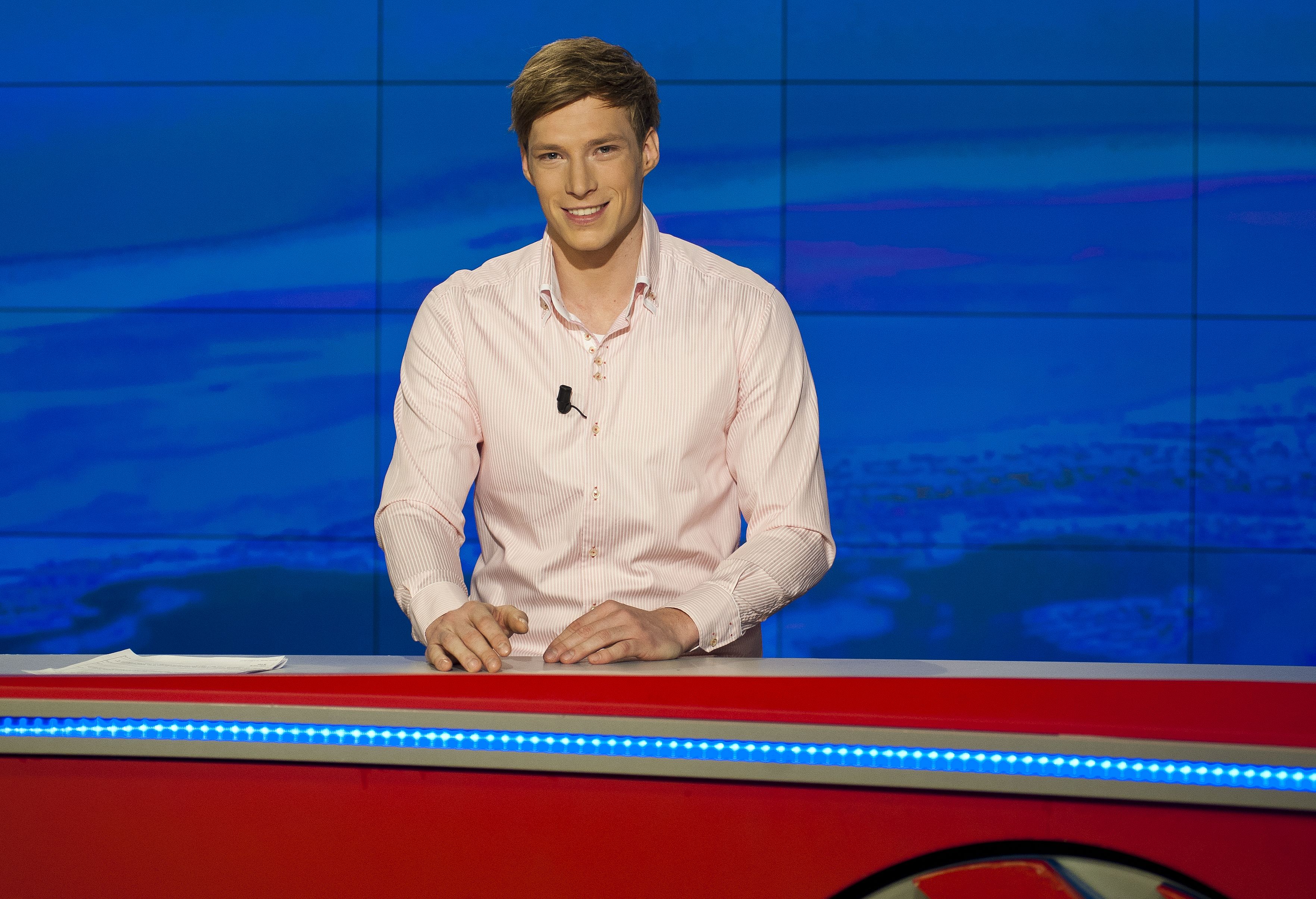 Nový moderátor TV Nova Jakub Kern v jejím zpravodajském studiu.