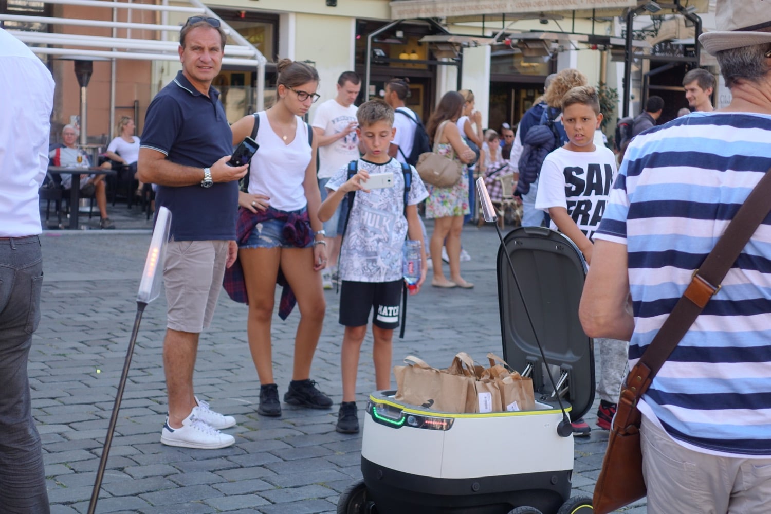 Nákup rozvezou po Praze malí roboti