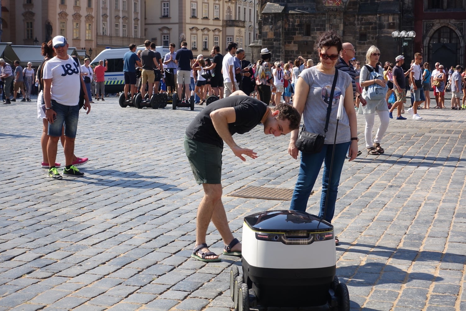 Nákup rozvezou po Praze malí roboti