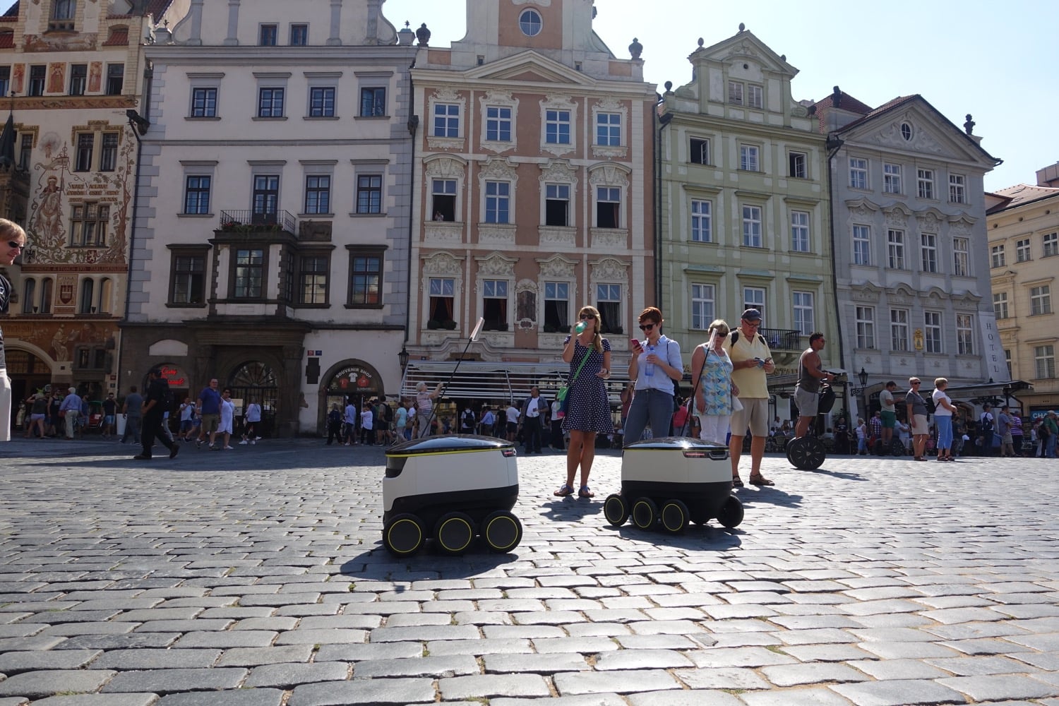 Nákup rozvezou po Praze malí roboti