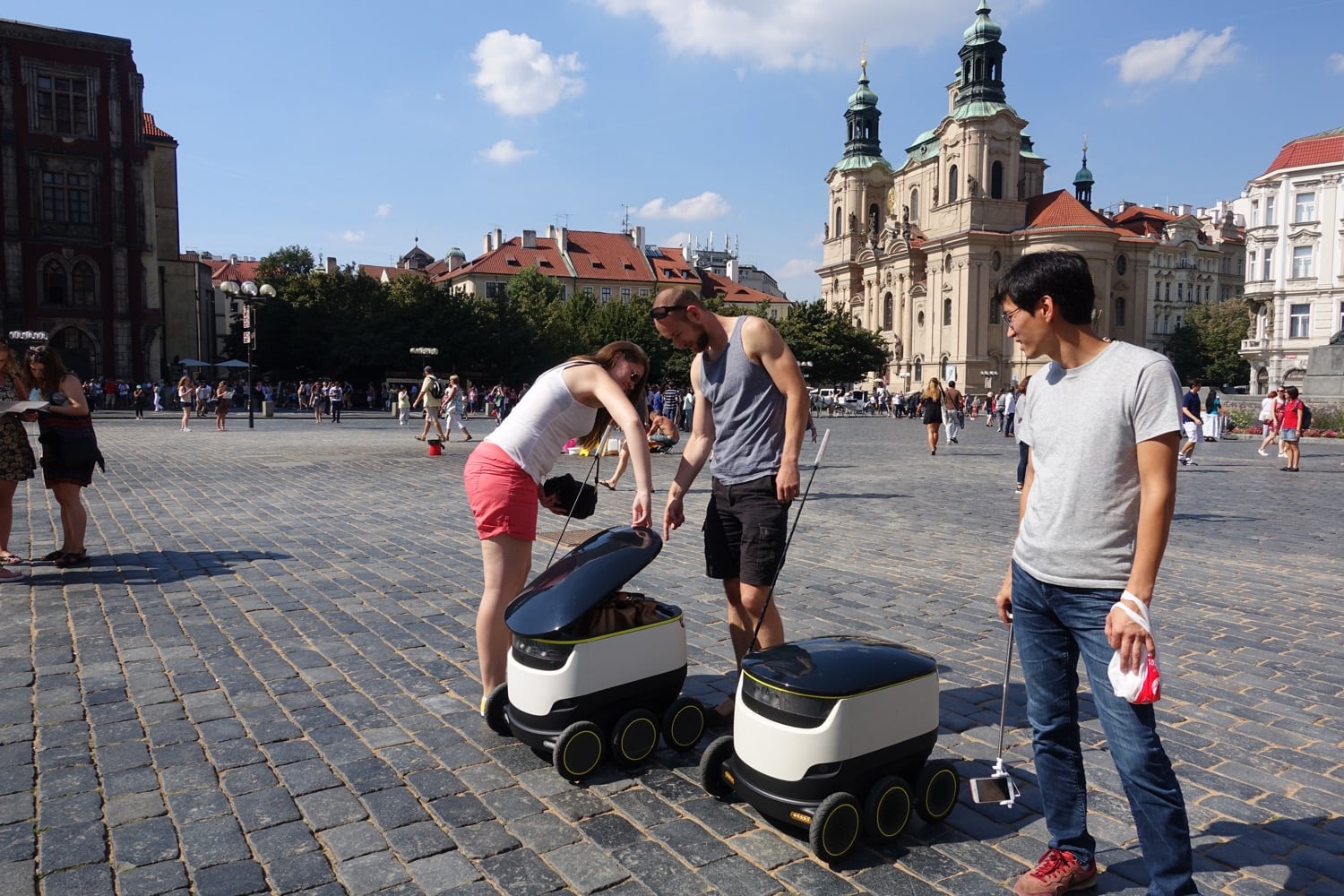 Nákup rozvezou po Praze malí roboti