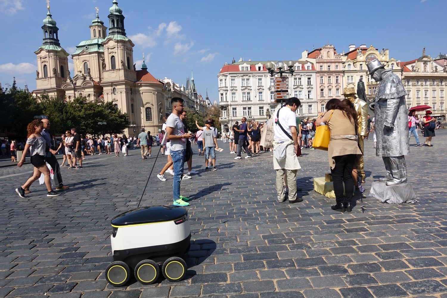 Nákup rozvezou po Praze malí roboti