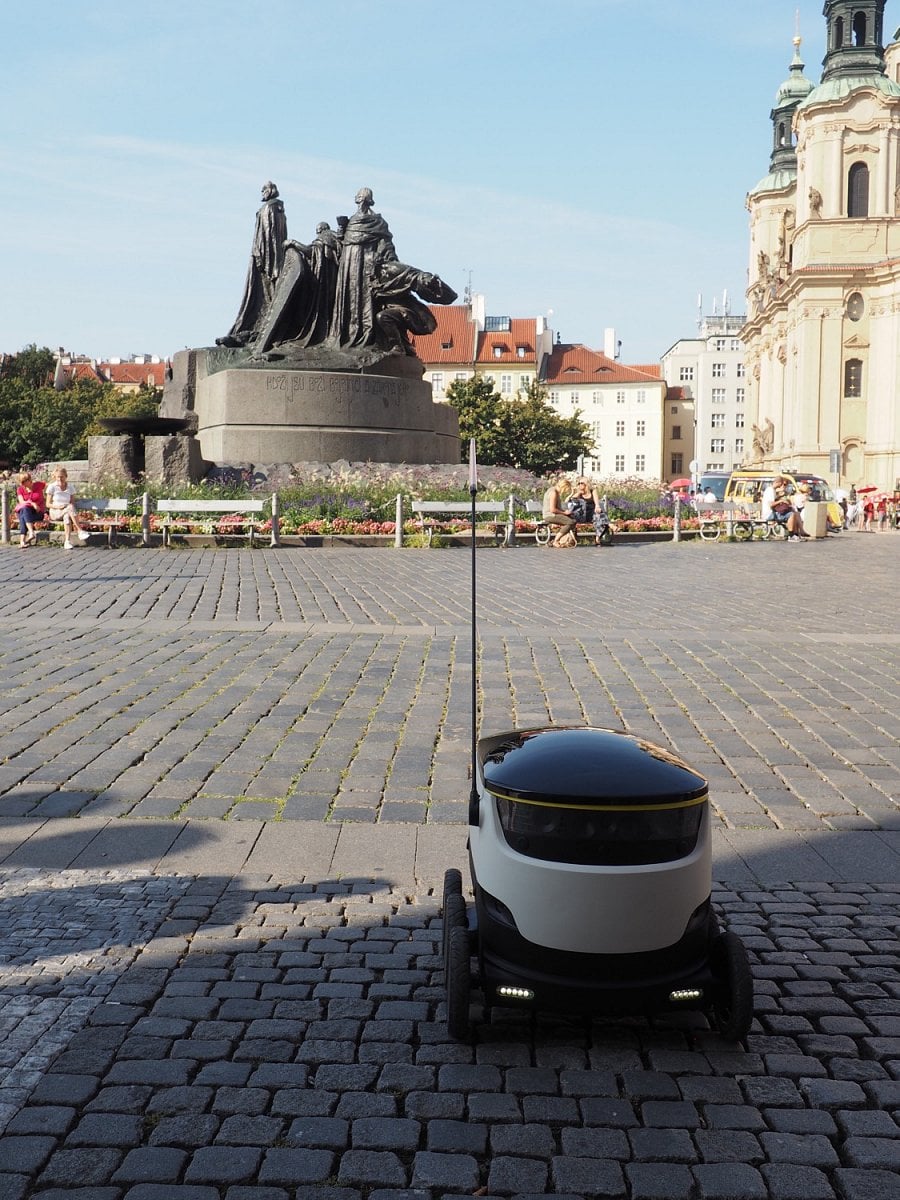 Nákup rozvezou po Praze malí roboti