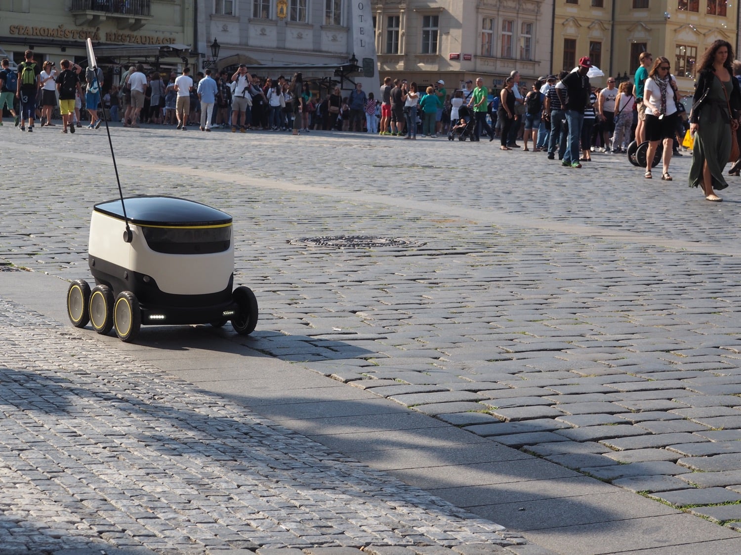 Nákup rozvezou po Praze malí roboti