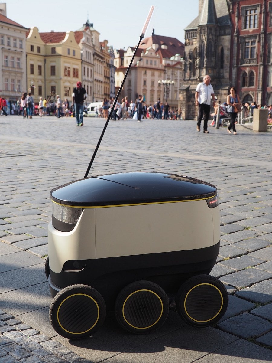 Nákup rozvezou po Praze malí roboti
