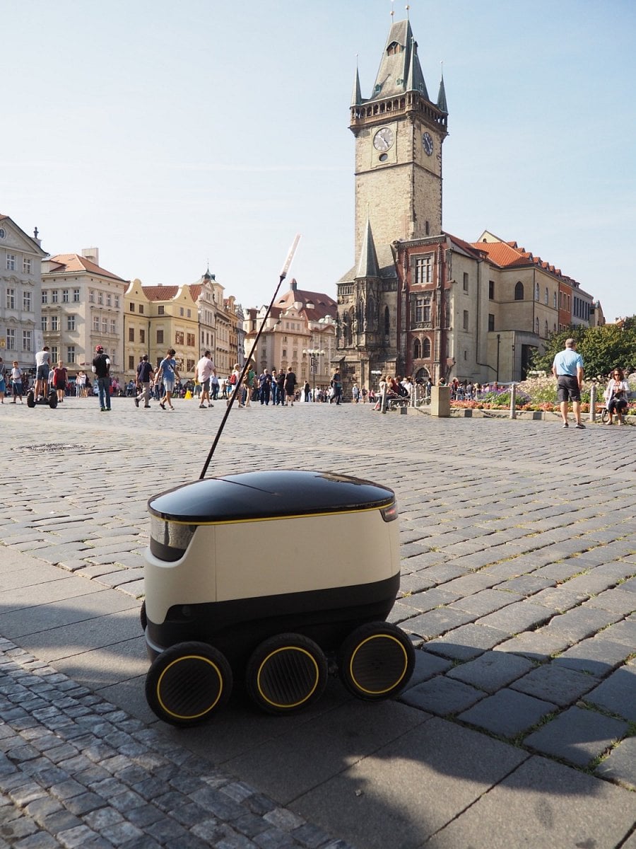 Nákup rozvezou po Praze malí roboti