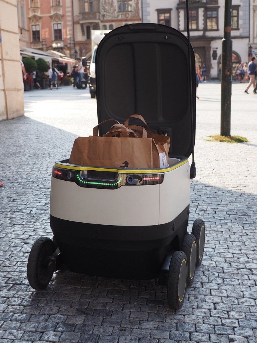 Nákup rozvezou po Praze malí roboti