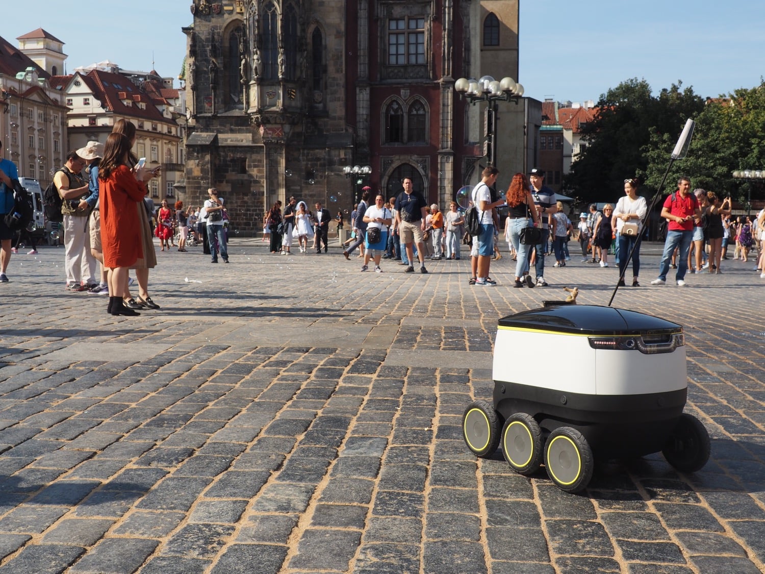 Nákup rozvezou po Praze malí roboti