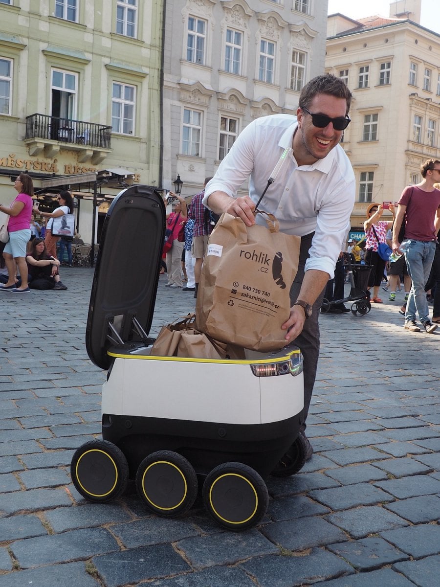 Nákup rozvezou po Praze malí roboti