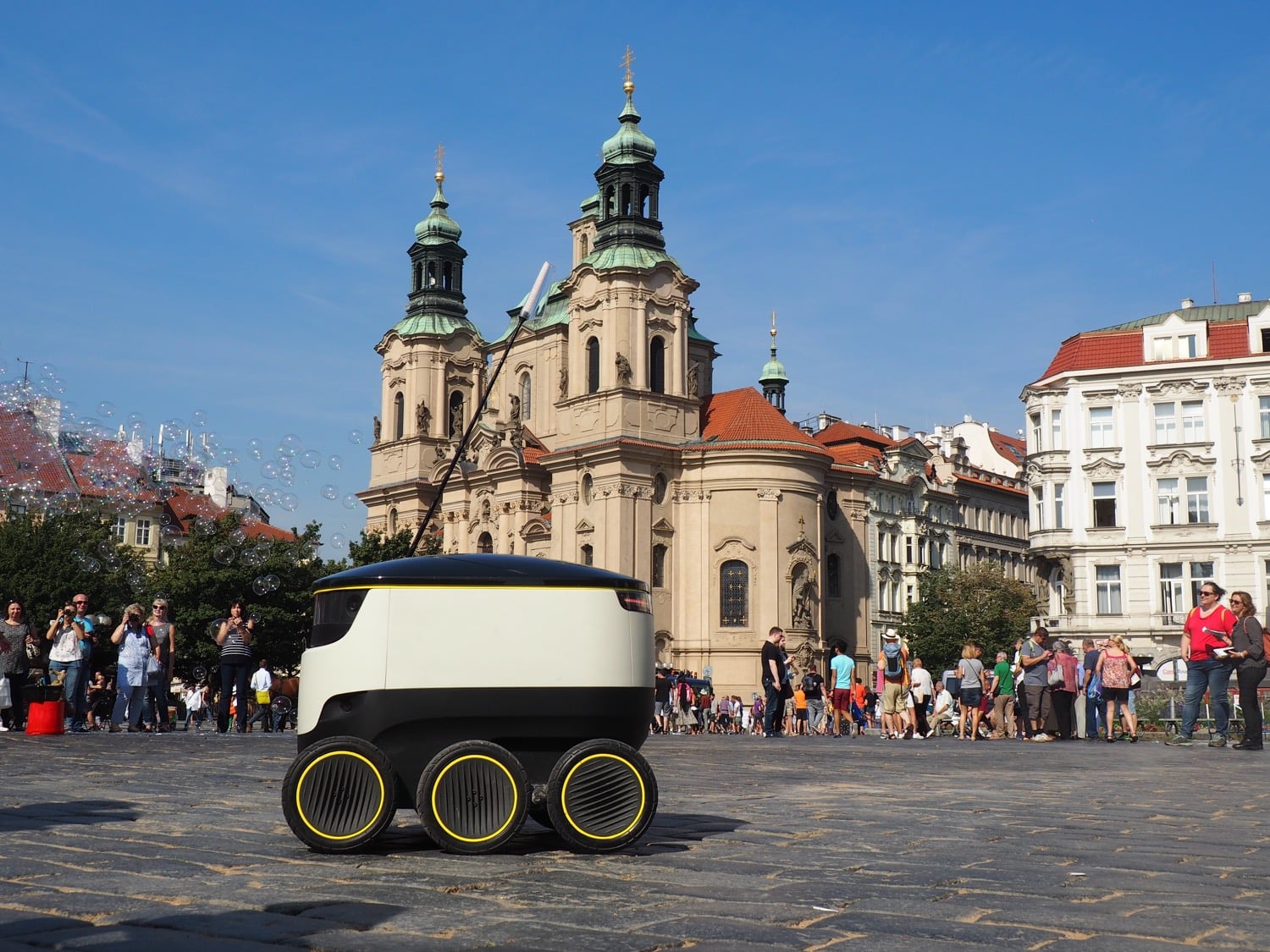 Nákup rozvezou po Praze malí roboti