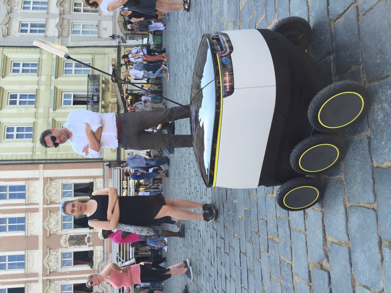 Nákup rozvezou po Praze malí roboti