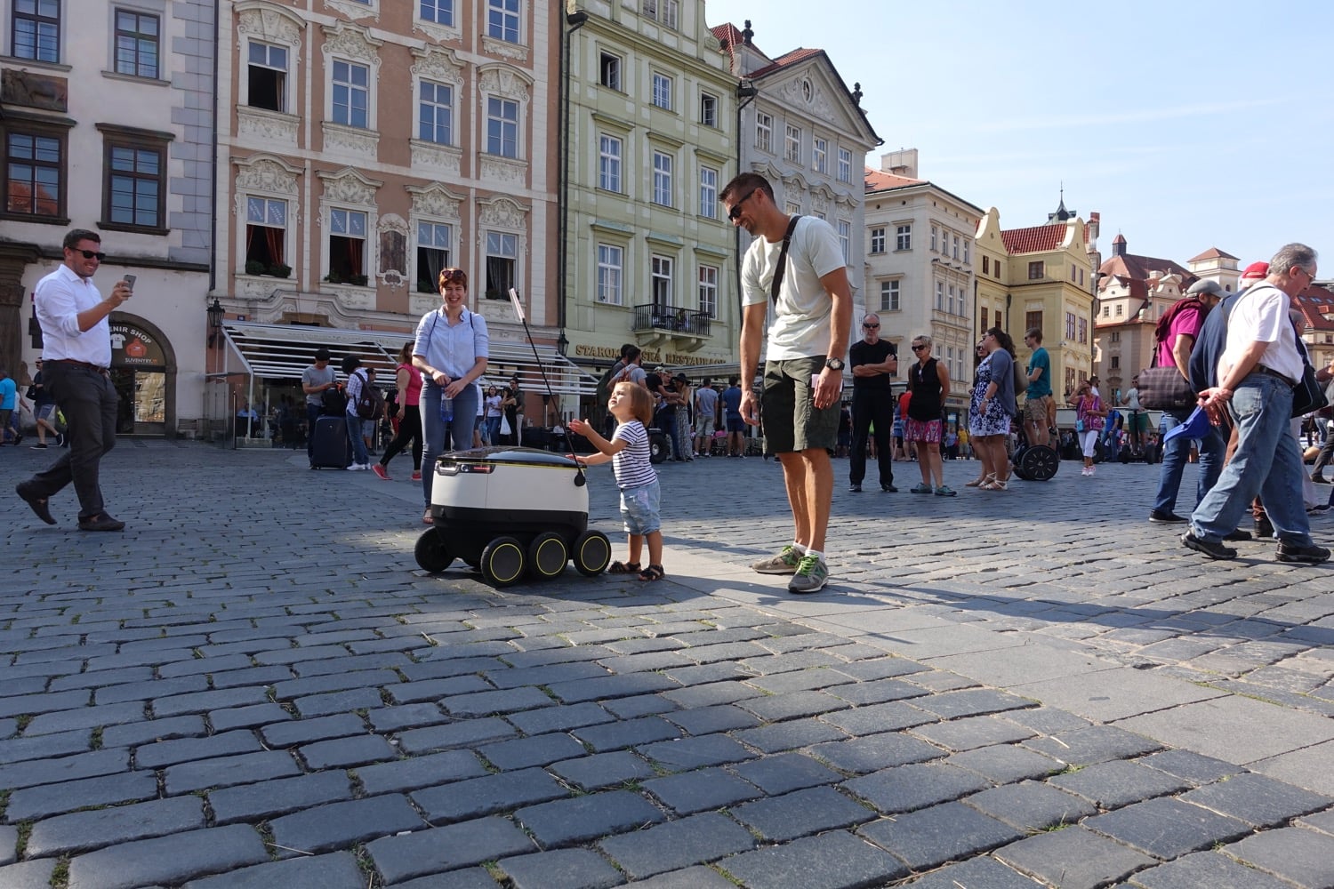 Nákup rozvezou po Praze malí roboti