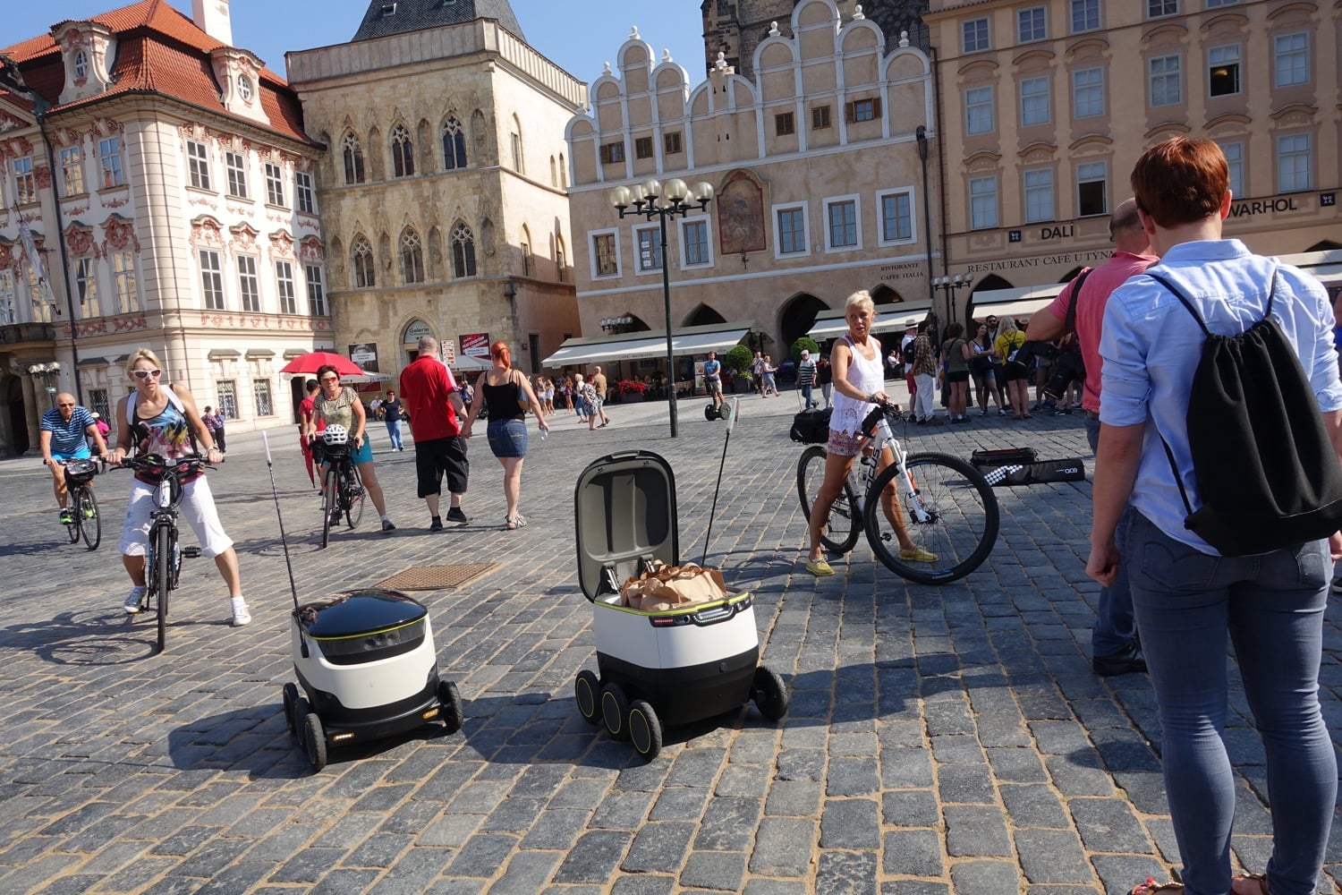 Nákup rozvezou po Praze malí roboti