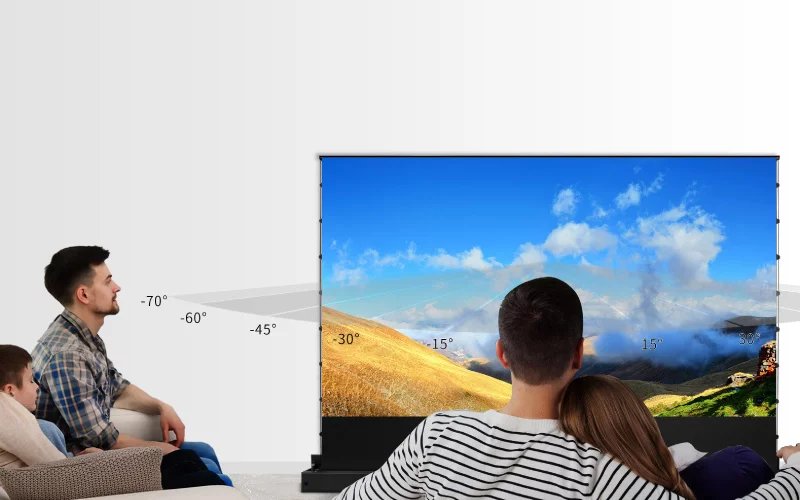 lidé se dívají na projekční plátno