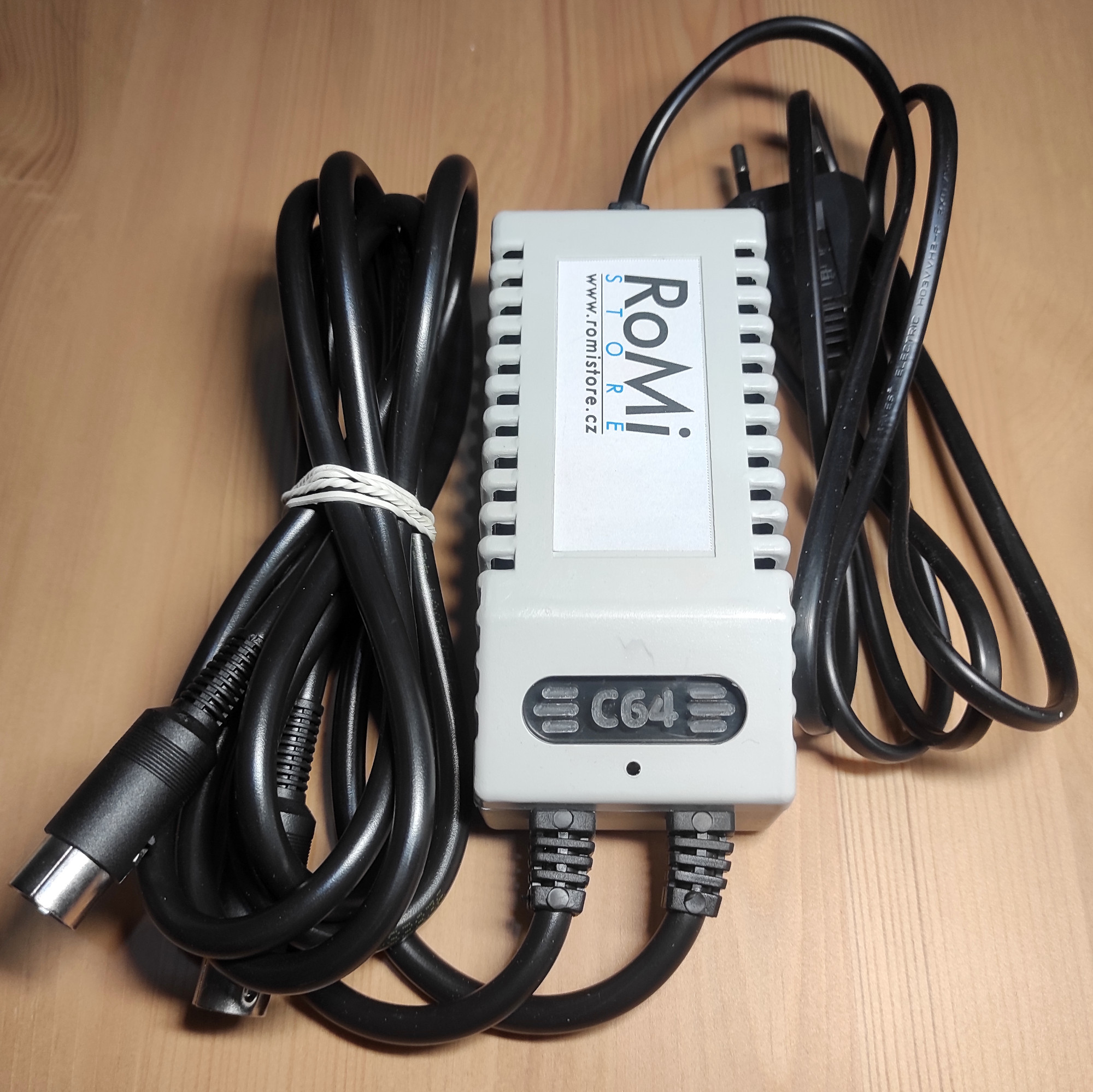 Alternativní napájecí zdroj pro C64. Tento model obsahuje i napájecí konektor pro originální FDD 1571.