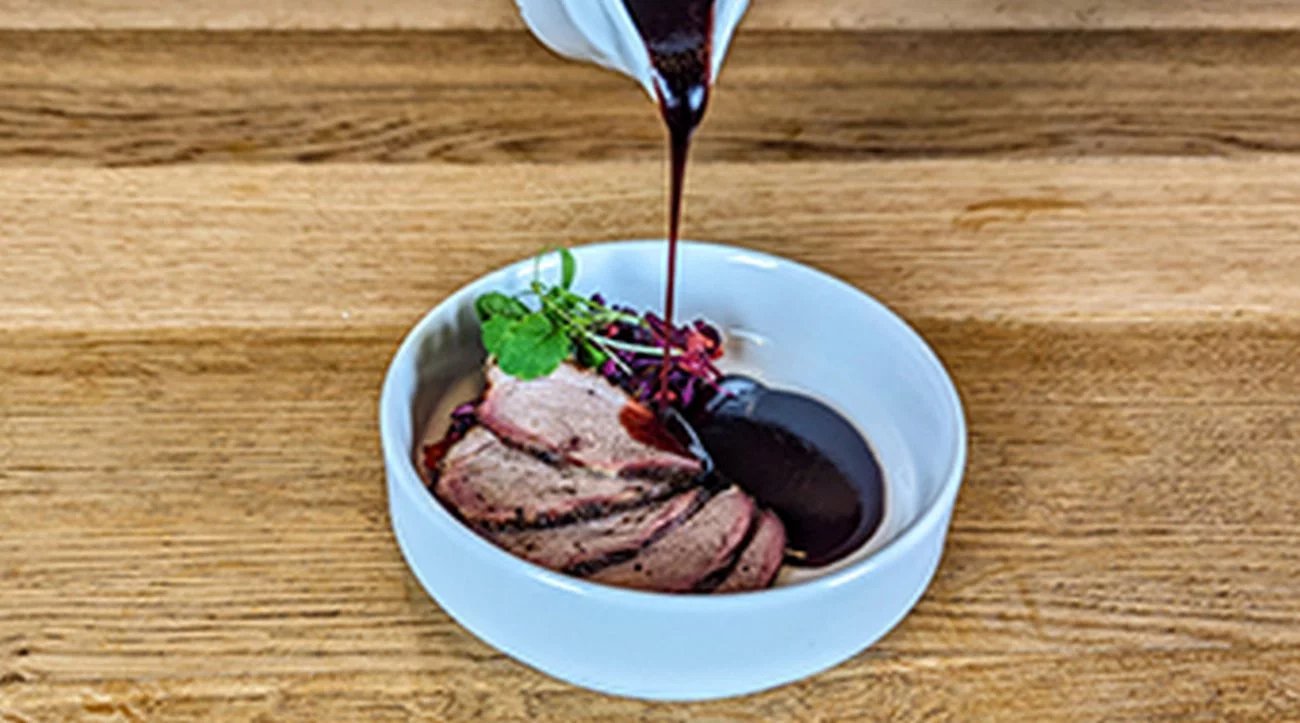 Předkrm, Brloh Barbecue, Mělník, Zauzené kachní prso se salátkem z červeného zelí a datlí, přelité vinným glazé