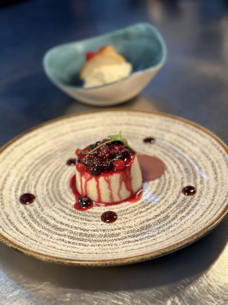 Panna cotta, coulis z lesního ovoce, Rango Plzeň