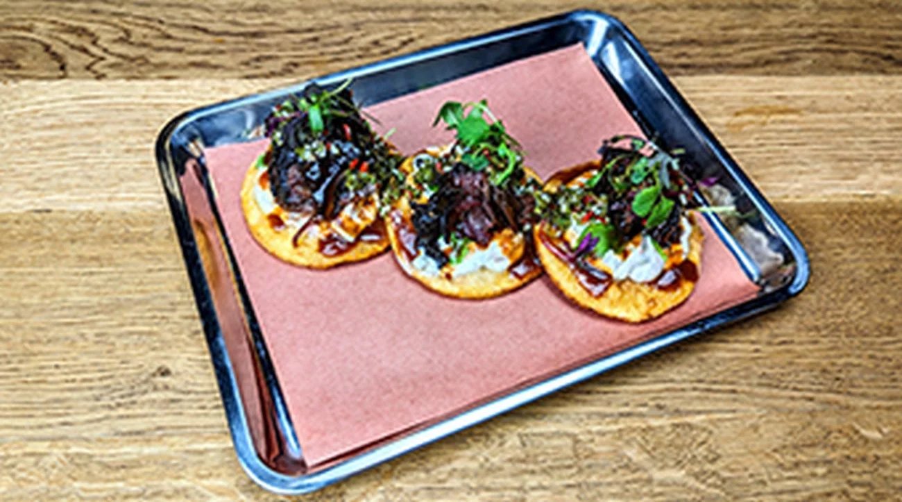 Zauzená hovězí líčka na bramborových tacos s dipem ze zakysané smetany, pečených paprik a limetky, chimichurri a domácí barbecue omáčkou s papričkami chipotle, Brloh Barbecue Mělník