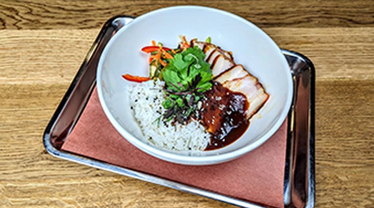 Vepřový bůček uzený ve speciální směsi asijského koření s vietnamským salátkem, rýží a barbecue omáčkou ze sečuánského pepře, Brloh Barbecue Mělník