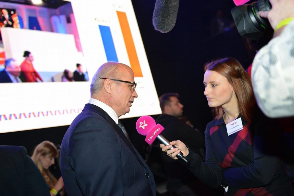 2010-07-schwarzenberg-se-s-klacky-pod-nohy-od-zemana-vypoc599c3a