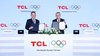 Li Dongsheng, zakladatel a předseda společnosti TCL (vlevo) a prezident Mezinárodního olympijského výboru Thomas Bach (vpravo)