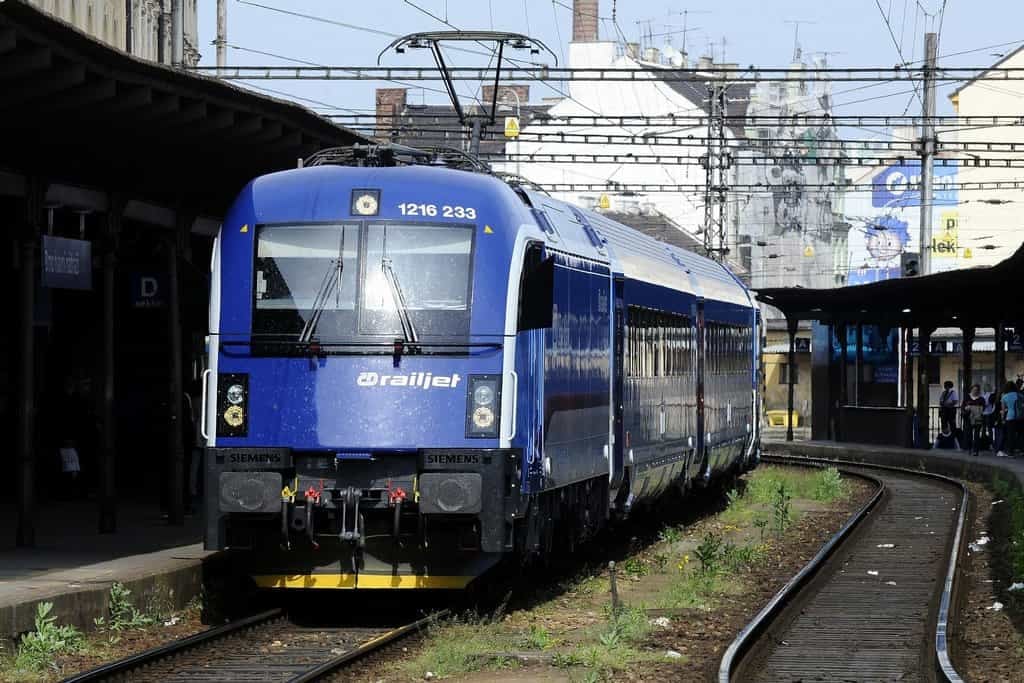 2017-12-vlak-railjet.jpg