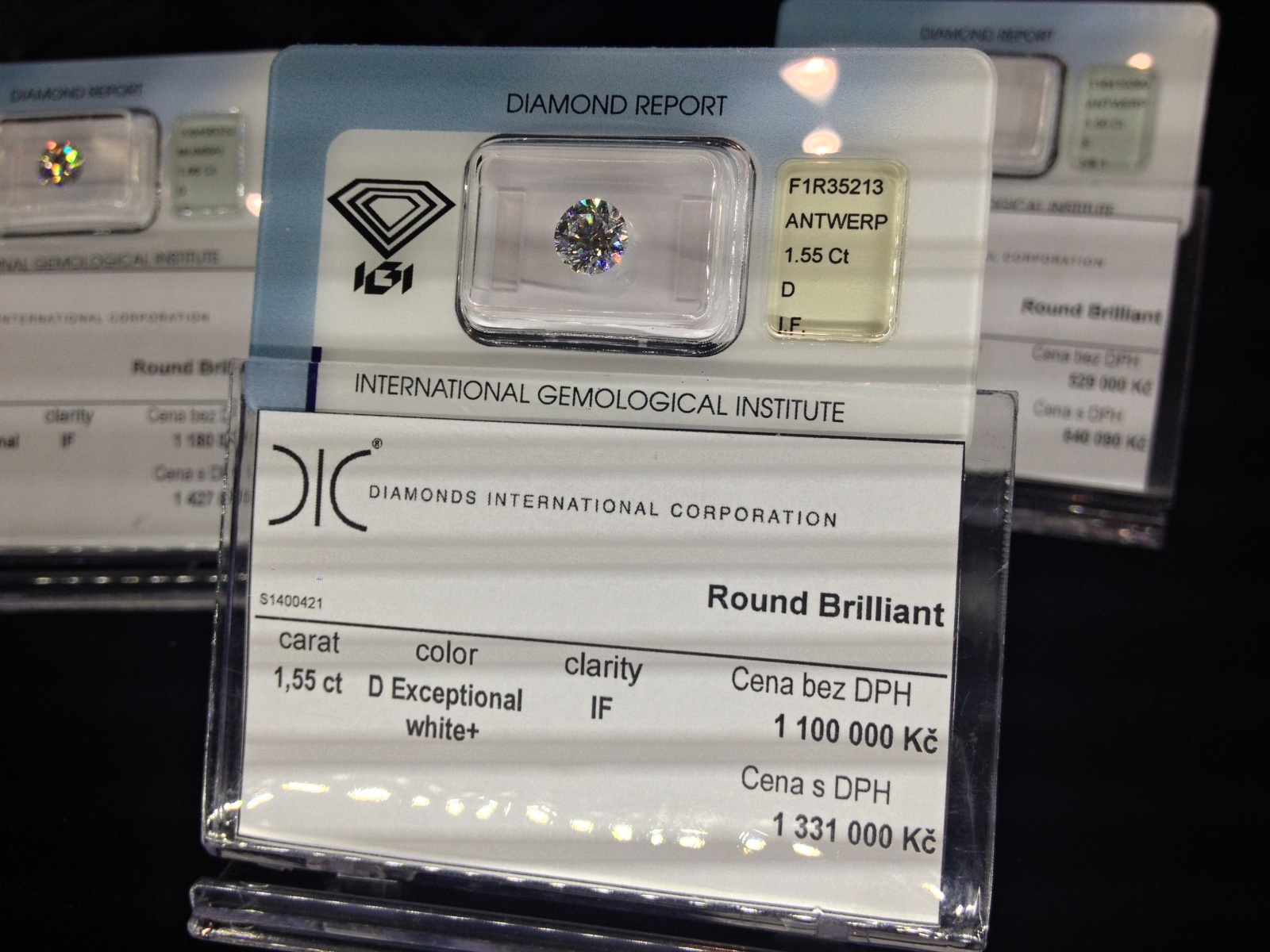 Hmotnost 1,55 karátů, cena 1 100 000 Kč (bez DPH). Barva D Exceptional white+, čistota IF
