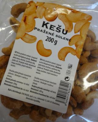 KEŠU PRAŽENÉ SOLENÉ. Kategorie: Nebezpečné potraviny. Nevyhovující parametr: vzhled, chuť. 
Jádra byla plesnivá, nerovnoměrně pražená, připálená a vyskytovali se v nich mrtví škůdci a zbytky zámotků larev. Chuť byla po plísni, nepříjemná kyselá. Země výroby: Slovensko. Místo kontroly: BILLA, spol. s r. o. Brno