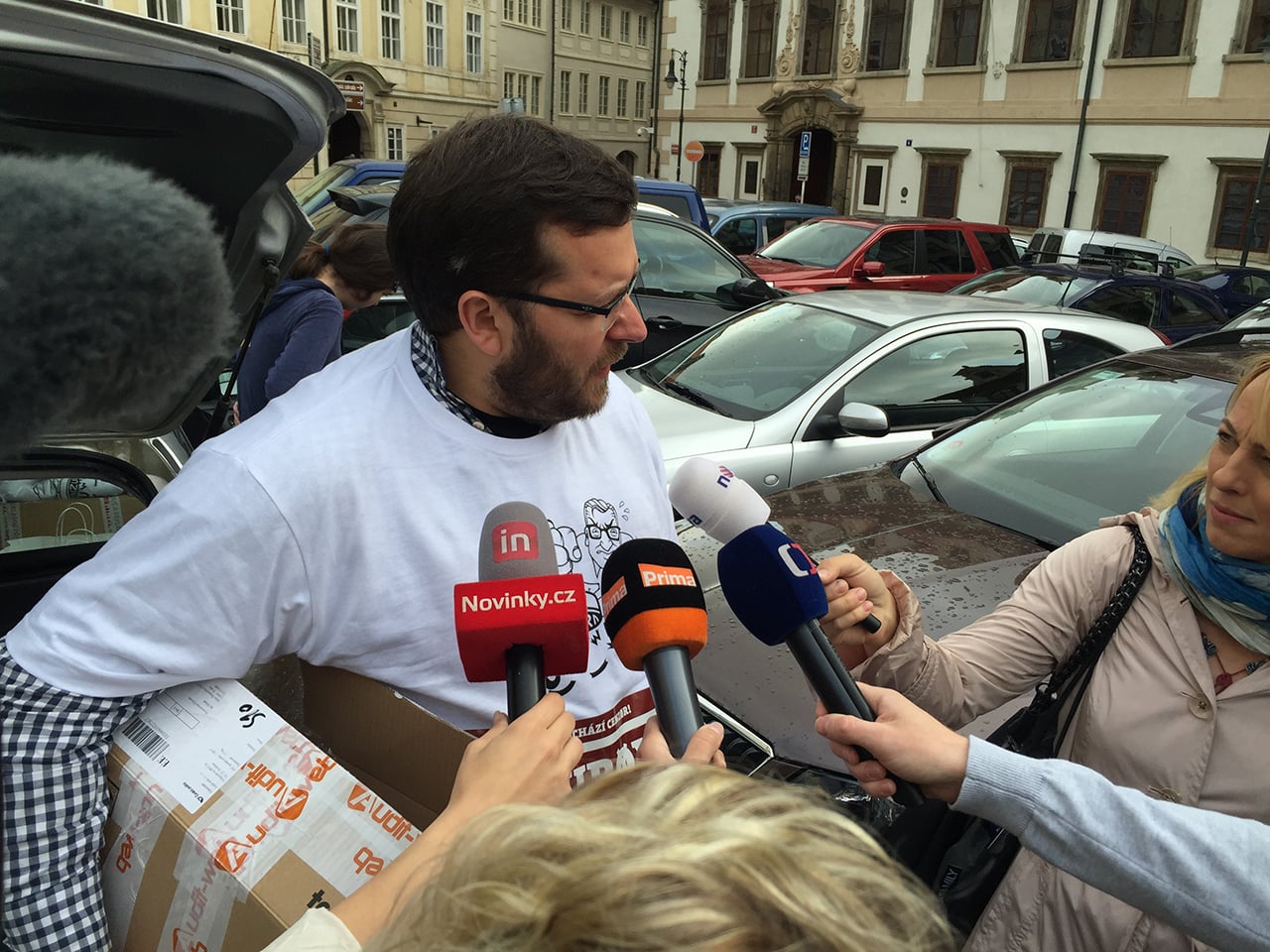 Protest před senátem proti zákonu cenzurujícímu internet