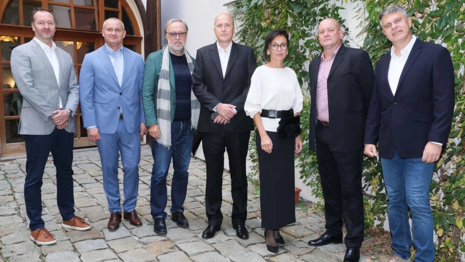 Zleva Daniel Grunt (TV Nova), Daniel Sedláček (Media Bohemia), Jiří Hrabák (Impuls), Michal Hanák (SPIR), Libuše Šmuclerová (Unie vydavatelů, Czech News Center), Ondřej Neumann (Asociace online vydavatelů, HlídacíPes.org), Marek Singer (TV Prima)