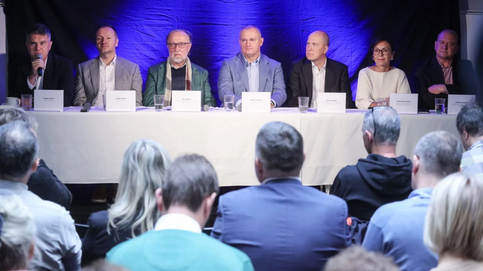 Zleva Marek Singer (TV Prima), Daniel Grunt (TV Nova), Jiří Hrabák (Impuls), Daniel Sedláček (Media Bohemia), Michal Hanák (SPIR), Libuše Šmuclerová (Unie vydavatelů, Czech News Center), Ondřej Neumann (Asociace online vydavatelů, HlídacíPes.org)