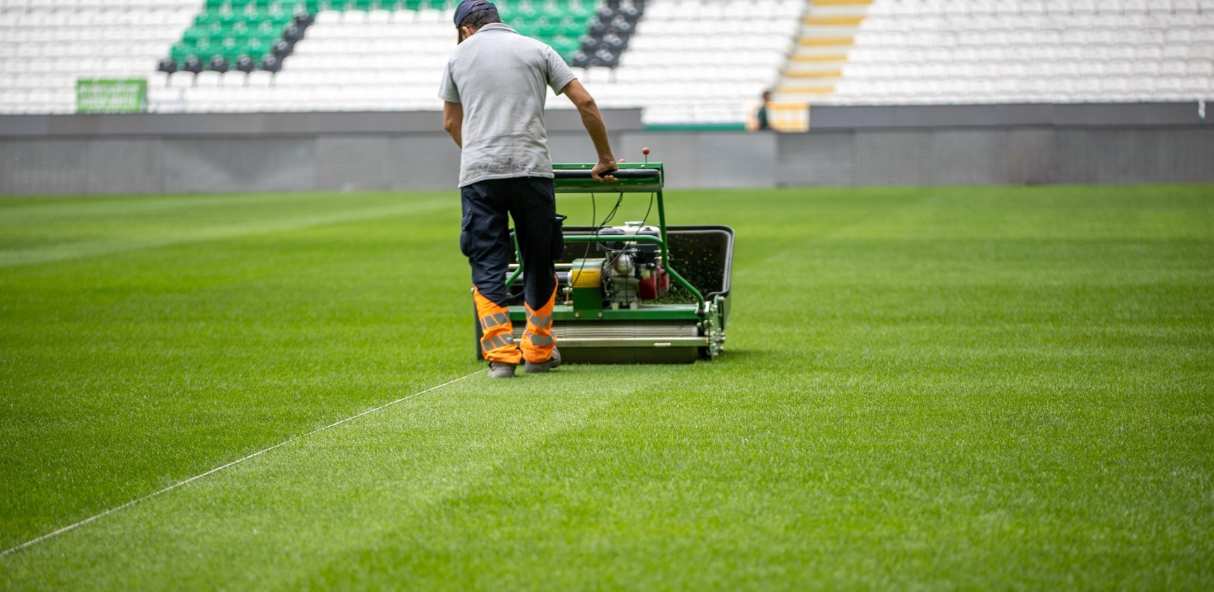 Fotbal, sekání a údržba trávníku