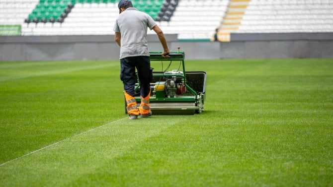 Fotbal, sekání a údržba trávníku