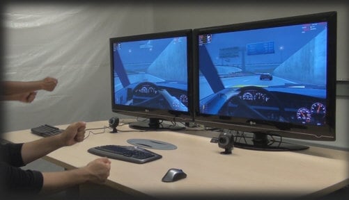Stačí uchopit pomyslný volant do rukou a jede se.