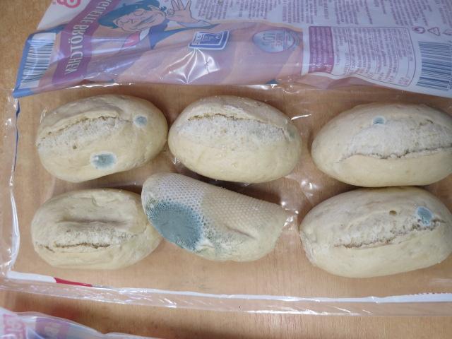 6 BAGET K DOPEČENÍ (6 BAGUETTE BRÖTCHEN). Kategorie: Nebezpečné potraviny. Nevyhovující parametr: plísně okem viditelné. U části balení byl zjištěn výskyt plísní. Obal nebyl poškozen. Země výroby: Francie, Místo kontroly: Penny Market s.r.o., Libochovice