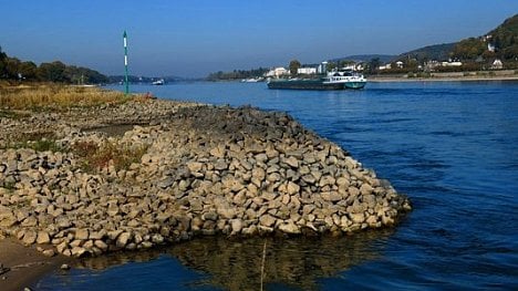 Náhledový obrázek - Doprava na Rýnu kolabuje. Kvůli nedostatku vody lodě přepravují třetinu nákladu