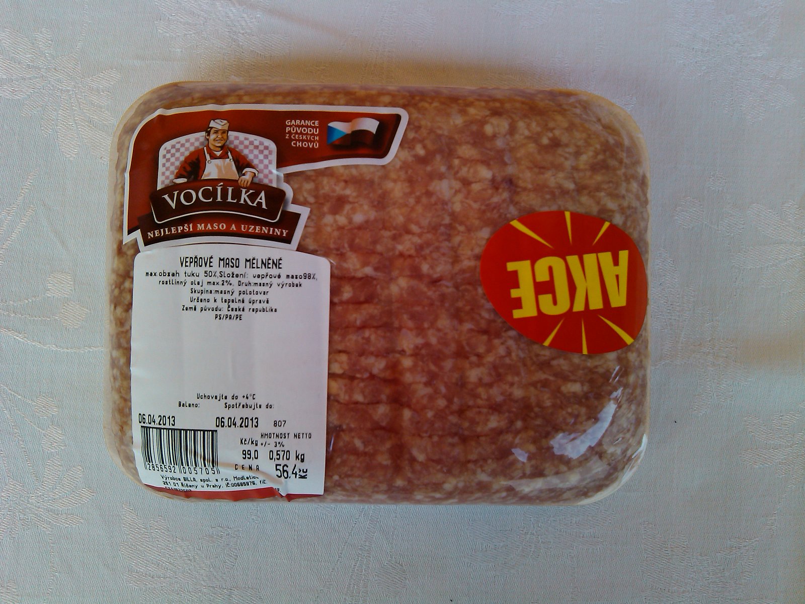 Vepřové maso mělněné: 98 % masa, 0,57 kg za 59,80 Kč (počítali jsme neakční cenu), 104,90 Kč/kg výrobku, Billa - Vocílka; obsahuje rostlinný olej