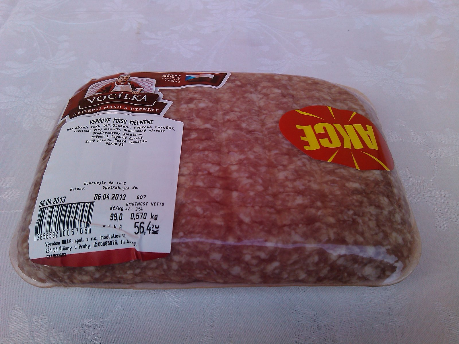 Vepřové maso mělněné: 98 % masa, 0,57 kg za 59,80 Kč, 104,90 Kč/kg výrobku, Billa - Vocílka; obsahuje rostlinný olej