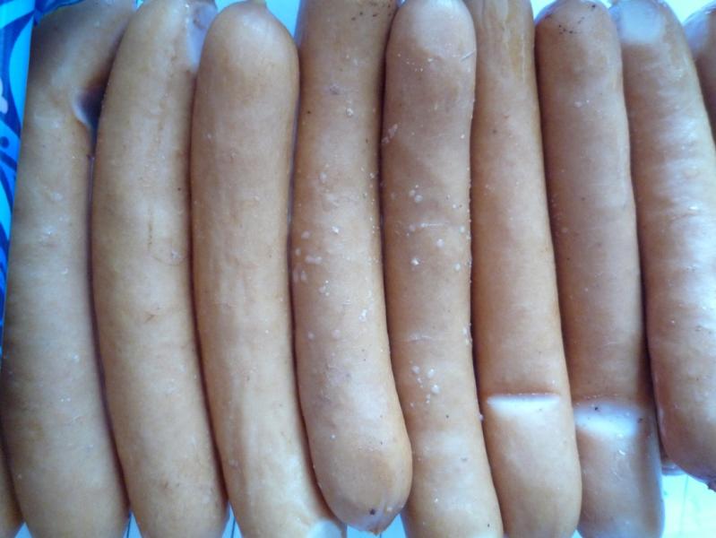 Další nebezpečné párky pro děti, tentokrát z Aholdu: známky kažení, kolonie mikroorganismů, nakyslá vůně, nafouknutý obal