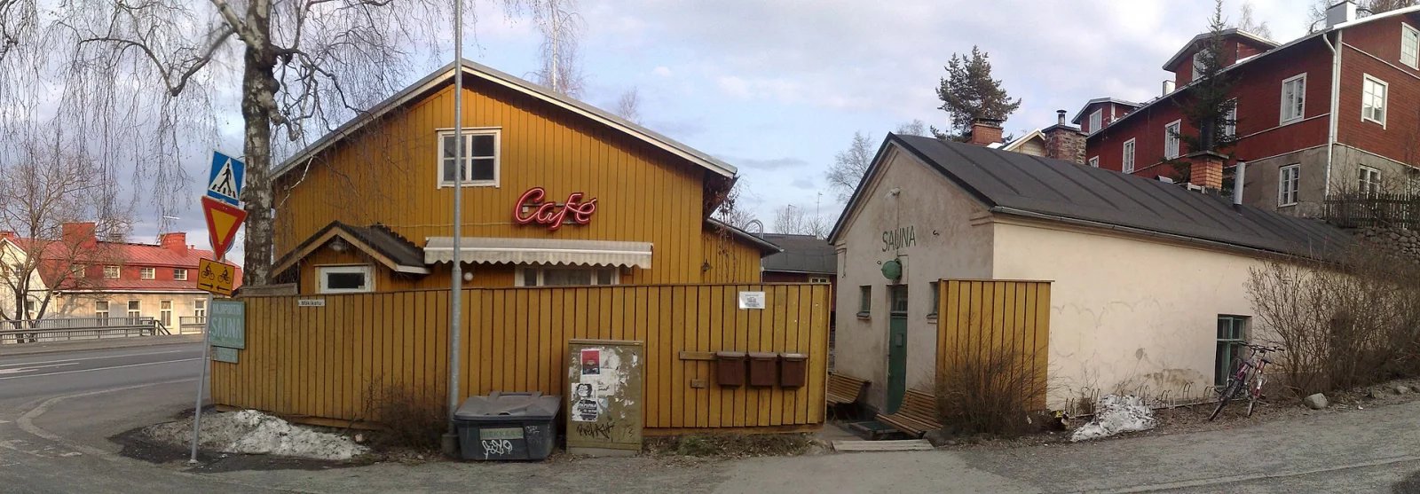 Ačkoli saze špiní, jsou sterilní. Dnes se s takovou saunou můžete stále setkat, i když relativně vzácně. Například nejstarší fungující veřejná sauna ve Finsku, Rajaportin sauna v Tampere, je sauna kouřová.
