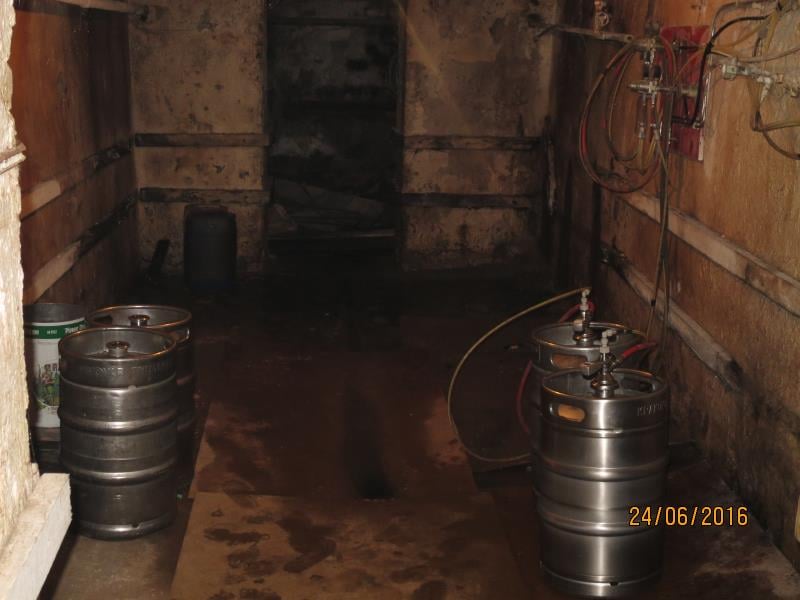 Pivnice Šárka, Hostinné -  Nezajištění odtoku odpadních vod, výskyt plísní na stěnách, poškození stěn
riziko kontaminace potravin z důvodu nevyhovujících prostor