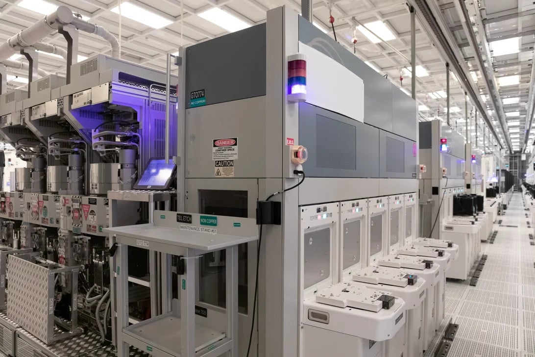 Jeden ze strojů, který zpracovává wafery tento provádí odleptávání materiálu